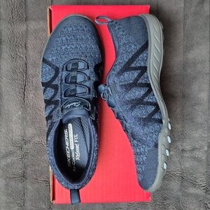 SKECHERS BREATHE EASY INFI-KNITY SLIP-ON SHOES SIZE 7! NIB!